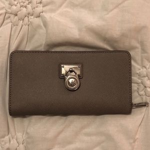 Michael Kors Hamilton Traveller Wallet Cinder